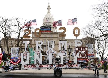 Seguidores de Trump protestan contra confinamiento en Michigan