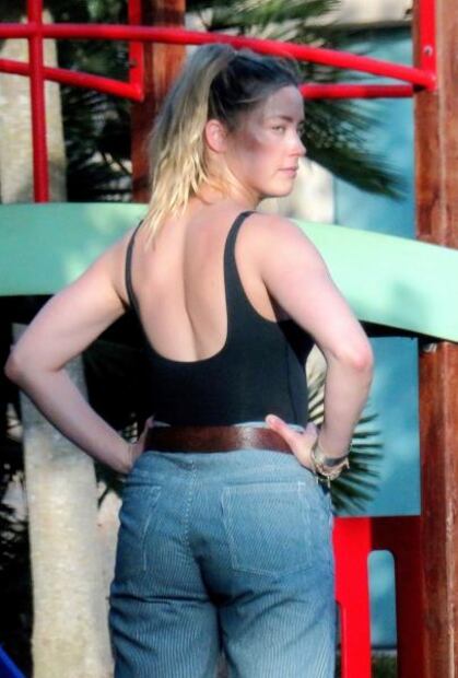 Captan a Amber Heard en Mallorca destilando glamour con diminuto top descubierto 