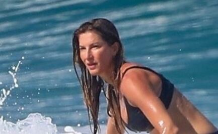 Como una experta, Gisele Bündchen hace surf con microbikini en Costa Rica