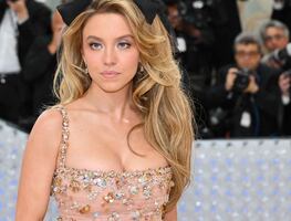 Sydney Sweeney deslumbra en Cannes con vestido bra out ajustado a su silueta