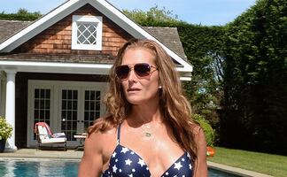 A los 56, Brooke Shields luce traje de baño rojo al estilo 'Baywatch'