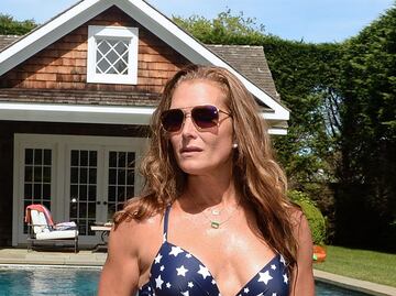 A los 56, Brooke Shields luce traje de baño rojo al estilo 'Baywatch'