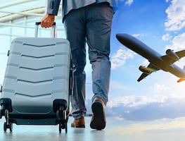 ¿Viajas con baterías externas en el avión? Esta es la maleta donde deben empacarse