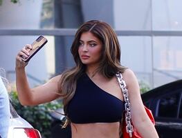 El vestido transparente con el que Kylie Jenner elevó la temperatura en Instagram