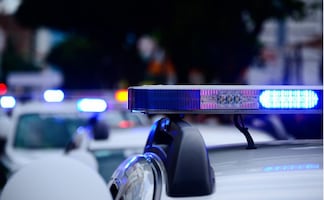 Hallan muerto a bebé que fue abandonado dentro de un vehículo