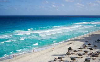 Pánico entre turistas por balacera en playa de Puerto Morelos; hay 2 muertos