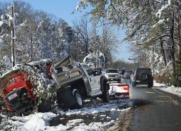 Cientos de autos suman 15 horas varados en la nieve en carretera de Virginia