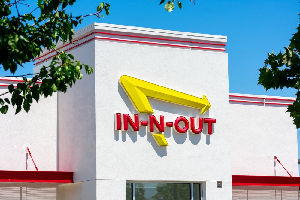 In-N-Out sign / iStock/ Michael Vi