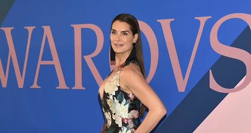Brooke Shields luce envidiable silueta con traje de baño