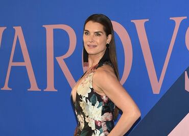 Brooke Shields luce envidiable silueta con traje de baño