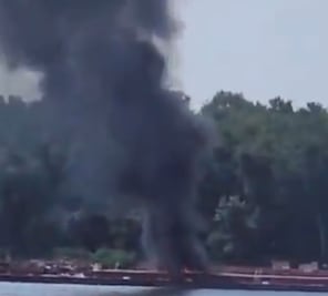 Impactantes imágenes muestran helicóptero estrellándose contra barcaza en el río Mississippi: humo y caos en East Alton