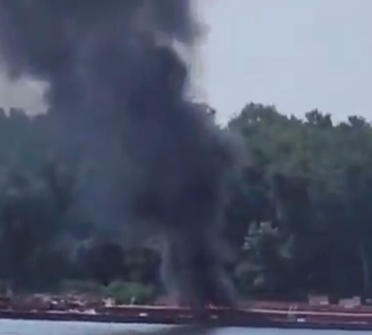 Impactantes imágenes muestran helicóptero estrellándose contra barcaza en el río Mississippi: humo y caos en East Alton. Foto video tomado de X