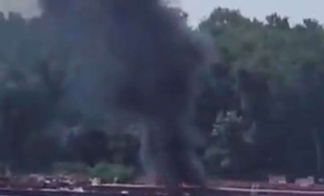 Impactantes imágenes muestran helicóptero estrellándose contra barcaza en el río Mississippi: humo y caos en East Alton. Foto video tomado de X