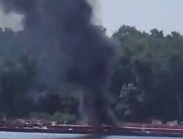 Impactantes imágenes muestran helicóptero estrellándose contra barcaza en el río Mississippi: humo y caos en East Alton