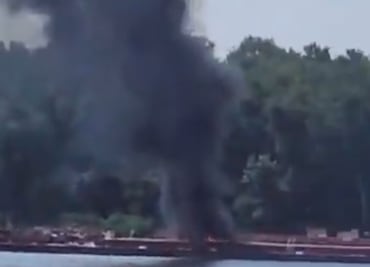 Impactantes imágenes muestran helicóptero estrellándose contra barcaza en el río Mississippi: humo y caos en East Alton