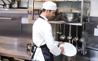 Trabajo en Disneyland sin experiencia: contratan lavaplatos con bono de mil 500 dólares