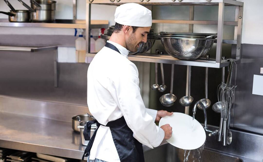 Debes tener más de 18 años para postularte al trabajo en Disneyland como lavaplatos. Foto: iStock