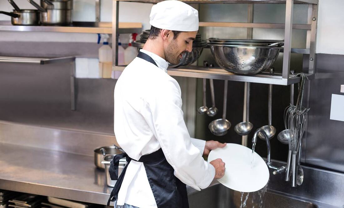 Debes tener más de 18 años para postularte al trabajo en Disneyland como lavaplatos. Foto: iStock