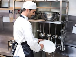 Trabajo en Disneyland sin experiencia: contratan lavaplatos con bono de mil 500 dólares