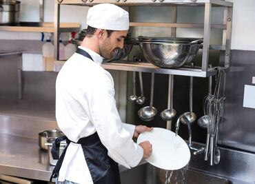 Trabajo en Disneyland sin experiencia: contratan lavaplatos con bono de mil 500 dólares