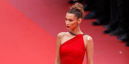 Bella Hadid arrasa con abdomen plano en traje de baño