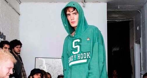 Marca de ropa desata críticas por diseños inspirados en tiroteos de EU