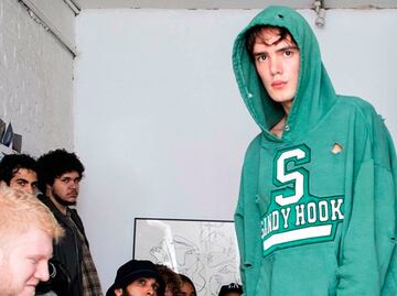 Marca de ropa desata críticas por diseños inspirados en tiroteos de EU