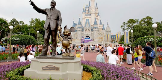 Detienen a hombre en Disney World; 'olvidó' que llevaba una pistola