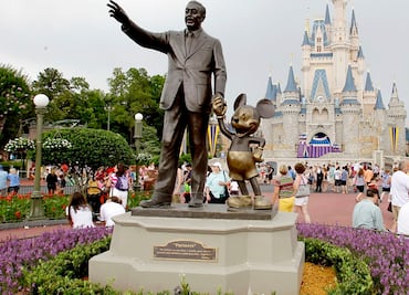 Detienen a hombre en Disney World; 'olvidó' que llevaba una pistola