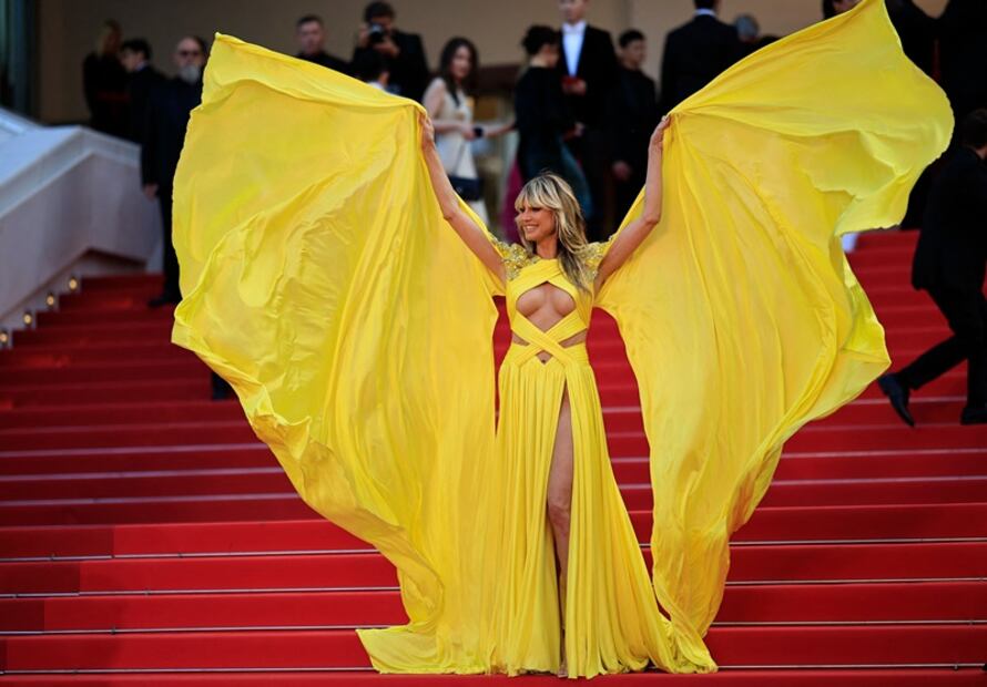 Heidi Klum paraliza Cannes con glamoroso vestido braless de atrevido escote. Foto: AFP