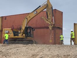 Migrantes desafían al gobernador de Arizona y rodean sus contenedores en la frontera