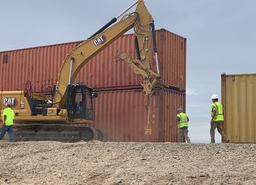 Migrantes desafían al gobernador de Arizona y rodean sus contenedores en la frontera