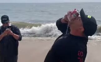 Video. Pescadores usan dientes de tiburón para abrir cerveza en Florida