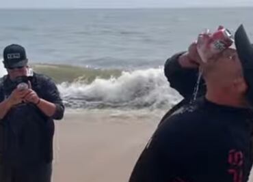 Video. Pescadores usan dientes de tiburón para abrir cerveza en Florida
