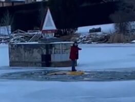 Mujer se toma 'selfie' mientras su auto se hunde en río congelado de Canadá