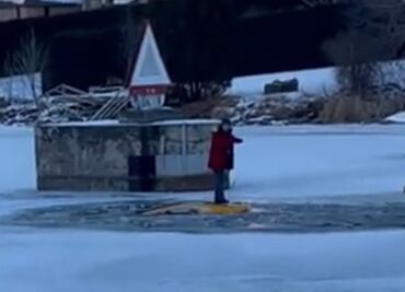 Mujer se toma 'selfie' mientras su auto se hunde en río congelado de Canadá