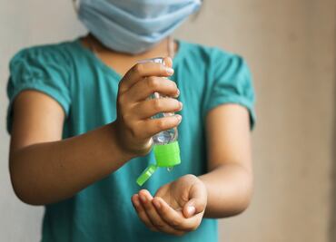 Suman 4 muertes por ingerir gel antibacterial con metanol en EU