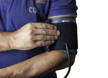 ¿Controlar la presión arterial reduce el riesgo de demencia?