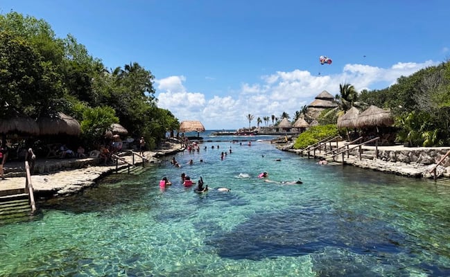 ¿Cuánto cuesta ir a Xcaret en 2026? Precios reales, paquetes, cómo pagar menos y atracciones