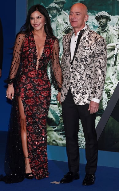 Novia de CEO de Amazon arrasa con vestido de escote profundo