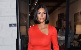 Kim Kardashian delinea sus curvas con vestido traslúcido