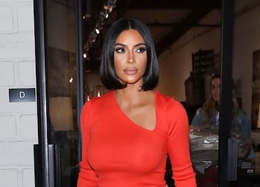 Kim Kardashian delinea sus curvas con vestido traslúcido