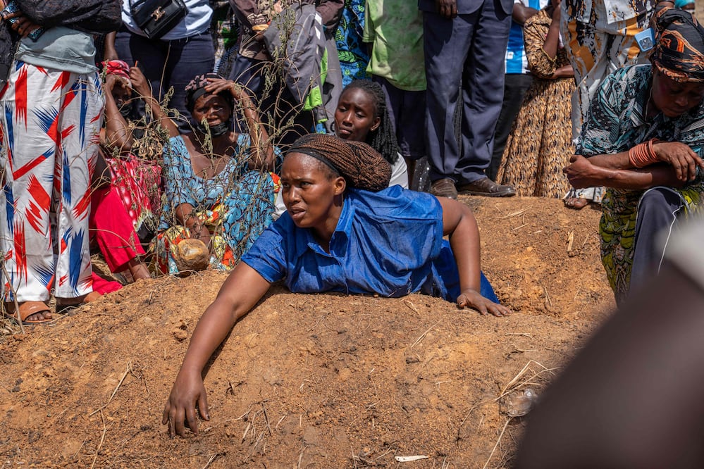 ¡Caos por el ébola! Jóvenes irrumpen hospital en Congo y exigen entregar cadáveres de familiares. (Photo by Glody MURHABAZI / AFP)