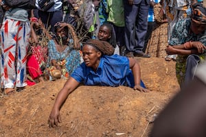 ¡Caos por el ébola! Jóvenes irrumpen hospital en Congo y exigen entregar cadáveres de familiares