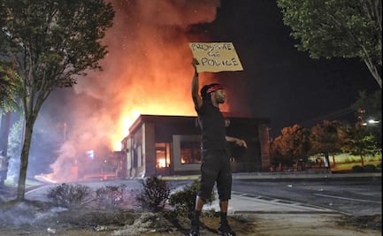 Atlanta. Queman restaurante y cierran carretera por muerte de Rayshard Brooks