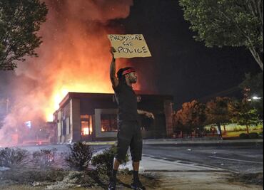 Atlanta. Queman restaurante y cierran carretera por muerte de Rayshard Brooks