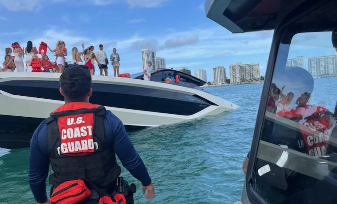 Guardia Costera de EU dispara a lancha con migrantes en San Diego tras intento de fuga. EFE/ @USCGSoutheast