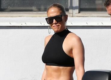 Jennifer Lopez se prepara para el Super Bowl y luce 'abs' de impacto