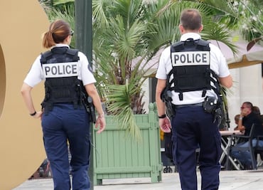 Suspenden a policías por patear a mujer con problemas de salud mental