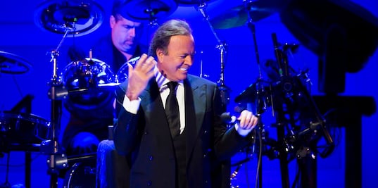Lanzan beca Julio Iglesias para músicos; otorgan $200,000 dólares